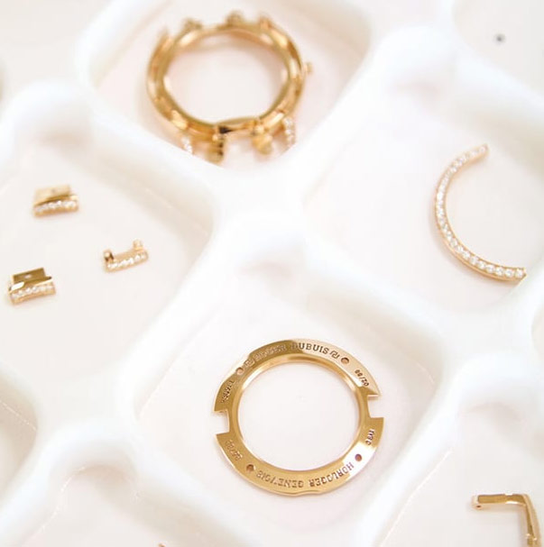 零件清洗完毕后将机芯装入表壳并进行检测-尊皇售后维修服务中心